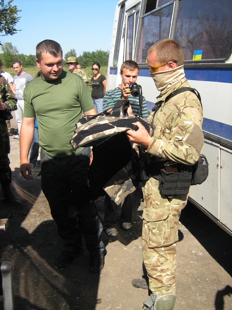 Слов'янськ. Волонтери передають вантаж Спецназу Нацгвардії